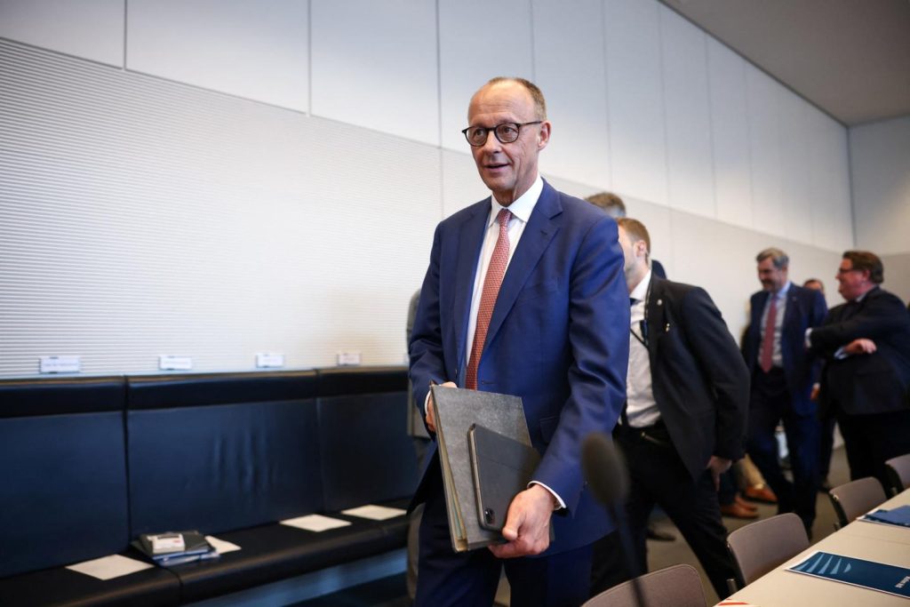 على Varsovie ، يرغب Friedrich Merz في إعطاء قوة دافعة جديدة للعلاقات البولندية الألمانية