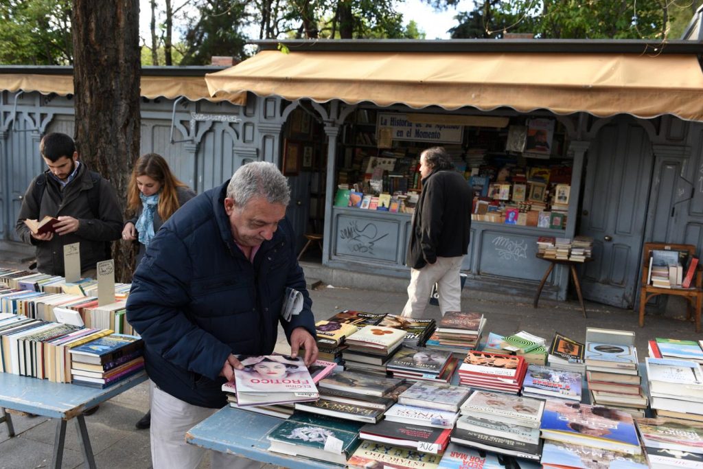 في مدريد ، قرن من المقاومة من بائعي الكتب في كويستا دي مويانو