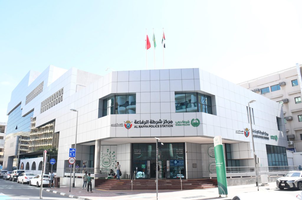 شرطة دبي تفاجئ صاحب محل بالقبض على عصابة سرقته «دون أن يعلم»