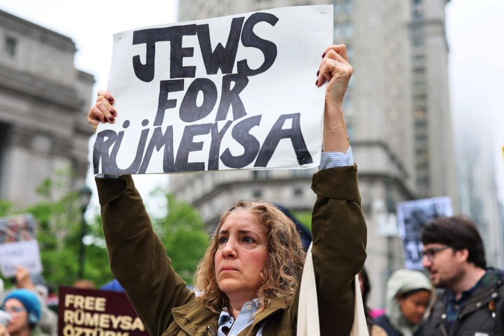 طالب تركي ، تم القبض عليه بسبب مقال بروبيستيني ، تم إصداره بناءً على أوامر قاضي اتحادي أمريكي