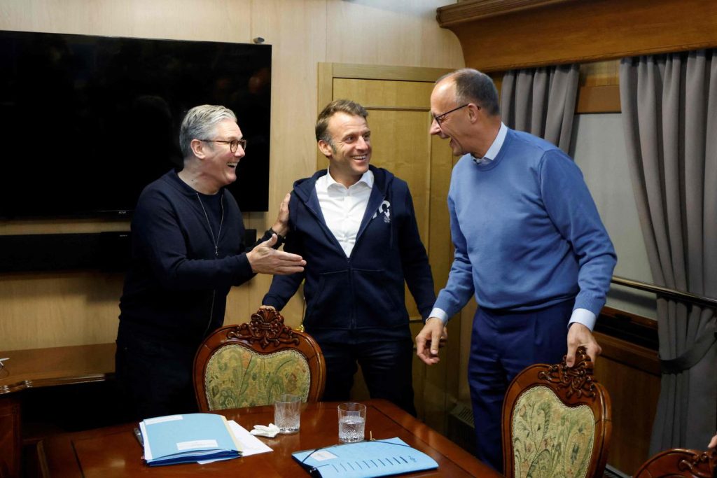 يذهب إيمانويل ماكرون وفريدريش ميرز وكير ستارمر ودونالد توسك إلى كييف معًا لقمة “تحالف المتطوعين”