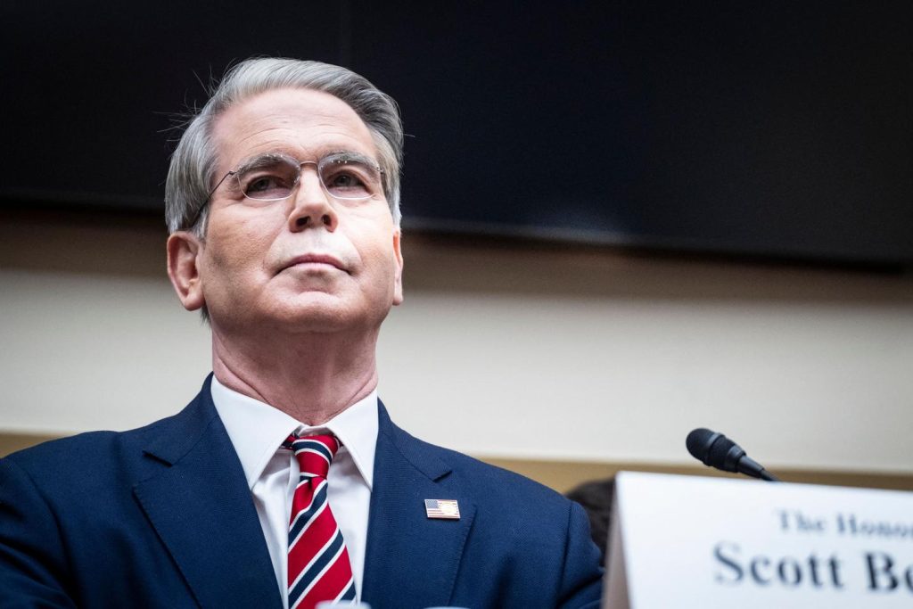 وزير الخزانة يضع الضغط على الكونغرس لرفع سقف الدين