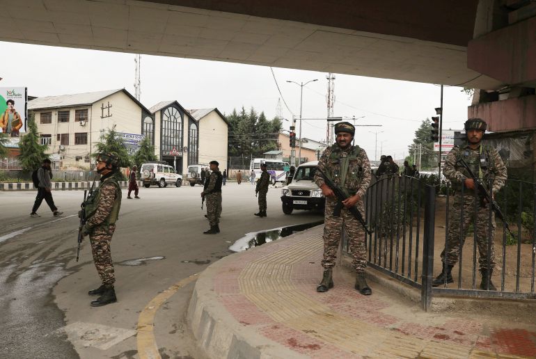 epa12087926 Indian paramilitary soldiers stand gaurd at a temporary check point on a road leading to the airport after loud explosions were heard in Srinagar, the summer of Indian Kashmir, 10 May 2025. Pakistan's military has announced retaliatory strikes against India following attacks on three airbases by Indian forces, which Pakistan claims involved the use of air-to-surface missiles from warplanes. EPA-EFE/FAROOQ KHAN