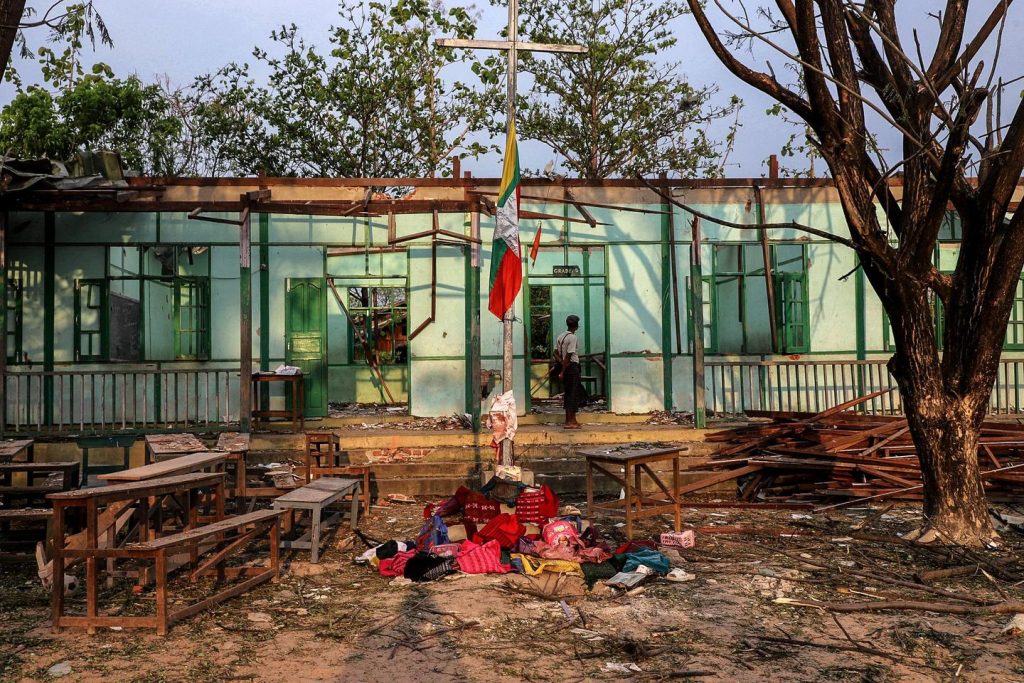 في بورما ، توفي أكثر من عشرين شخصًا خلال هجوم جوي من قبل المجلس العسكري في مدرسة