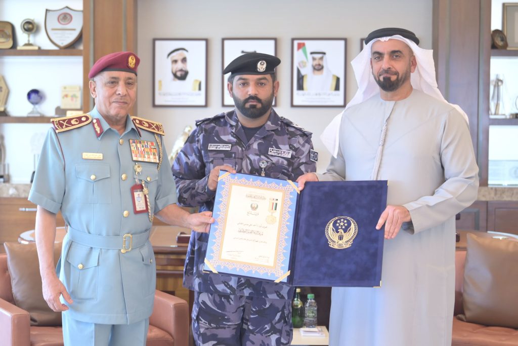 سيف بن زايد يكرم شرطياً من شرطة رأس الخيمة تقديراً لشجاعته