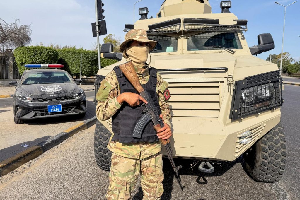 في ليبيا ، يخرج رئيس الوزراء من مواجهة جديدة بين الميليشيات في طرابلس