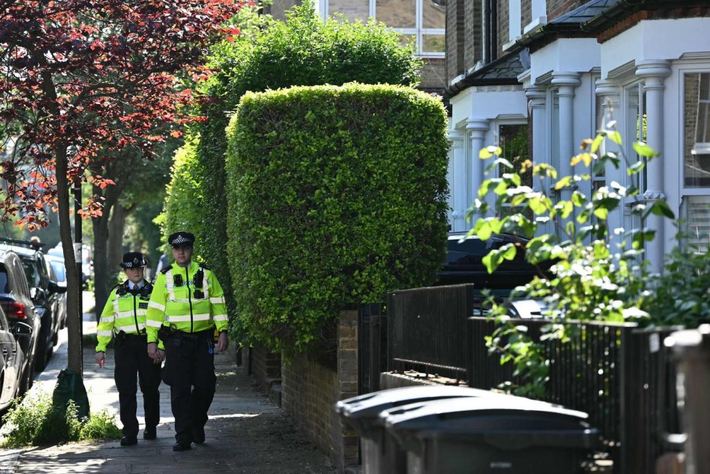 في المملكة المتحدة ، اتهم روماني بنيران ممتلكات كير ستارمر