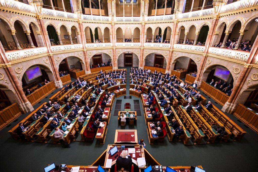 في المجر ، صوت البرلمان على سحب المحكمة الجنائية الدولية