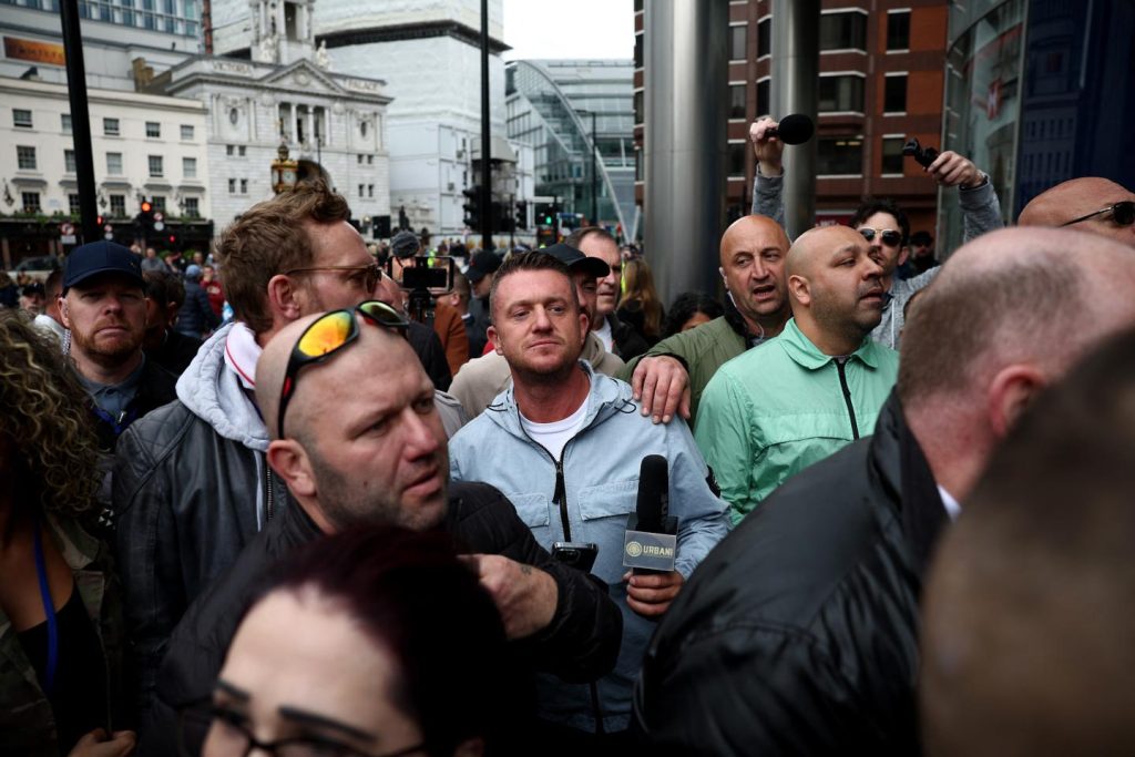 تومي روبنسون ، شخصية أقصى اليمين البريطاني ، صدر في وقت سابق مما كان متوقعا