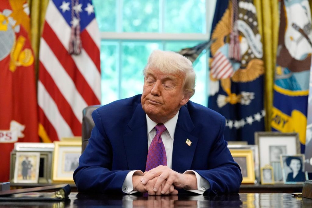 حاول مدير الاستخبارات الأمريكية تعديل تقرير للحفاظ على دونالد ترامب