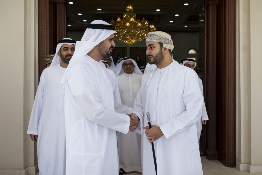 ذياب بن محمد ينقل تعازي رئيس الدولة إلى سلطان عمان في وفاة والدة الجليلة