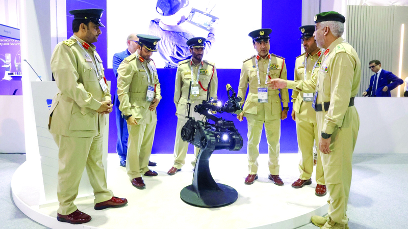 شرطة دبي تُطلق روبوتاً متخصصاً في العمليات التكتيكية