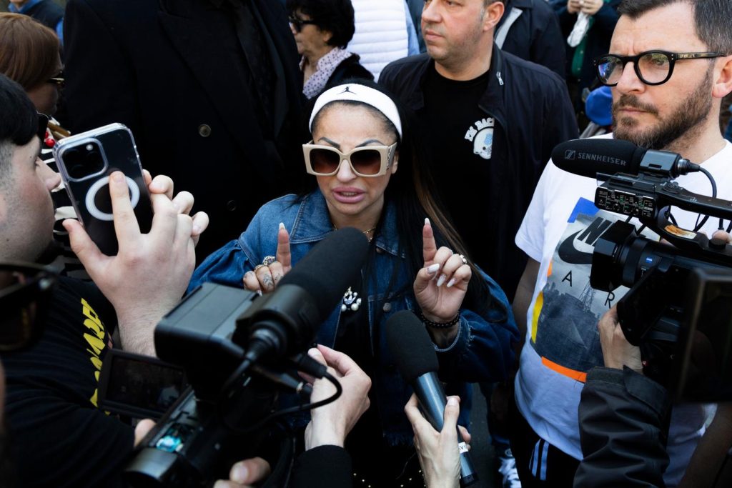 في إيطاليا ، الطلقات الشعبية ل tiktofer النابولي