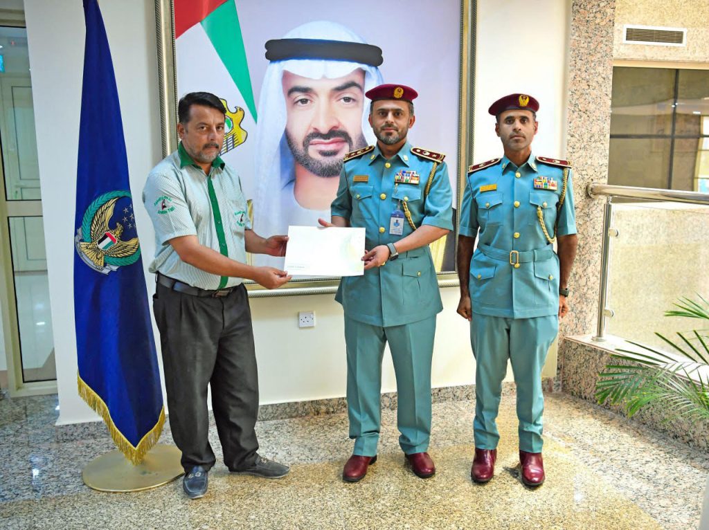 سائق أجرة ينقذ رجلاً مسناً من حادث دهس.. وشرطة عجمان تكرمه