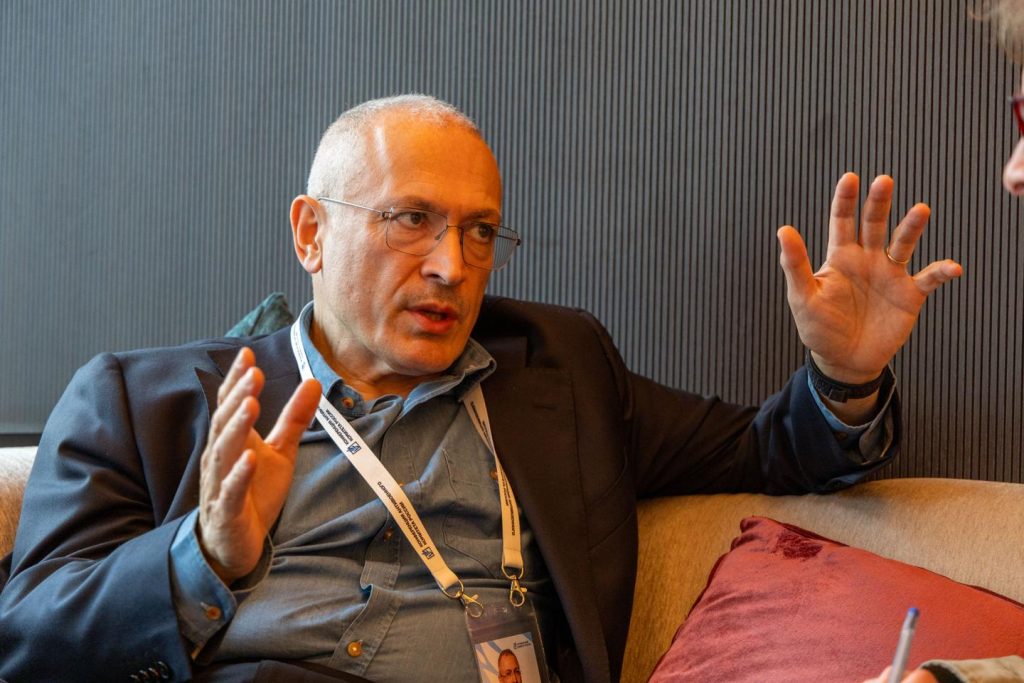 بين الأمل والشك ، تتساءل المعارضة الروسية في المنفى عن مفاوضات ترامب-بوتين