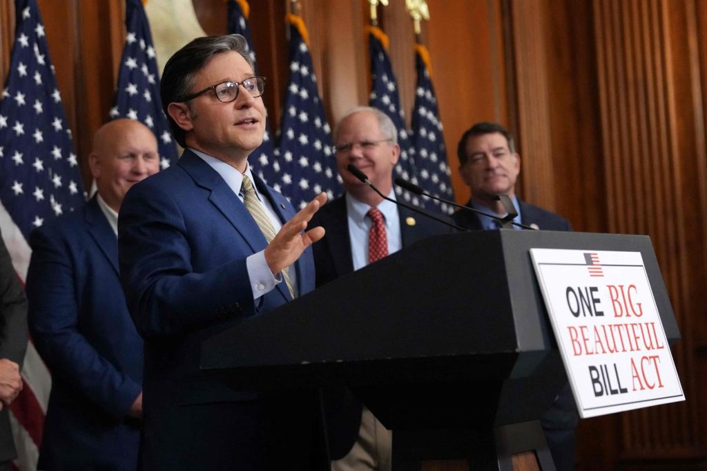 في الولايات المتحدة ، فاتورة ميزانية دونالد ترامب ، التي اعتمدها مجلس النواب بدقة