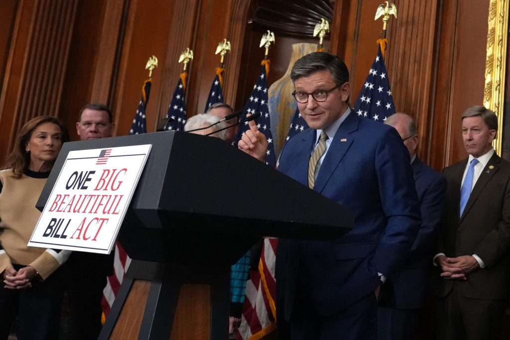 يقدم الممثلون الجمهوريون انتصارًا سياسيًا لدونالد ترامب من خلال تبني “قانون الميزانية الكبير والجميل” في مجلس النواب
