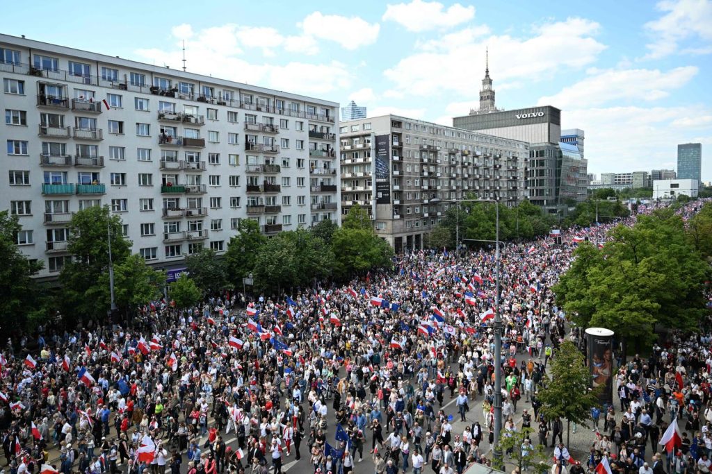 في بولندا ، يقوم مؤيدو المرشحين بتعبئة أسبوع من الجولة الثانية من الانتخابات الرئاسية