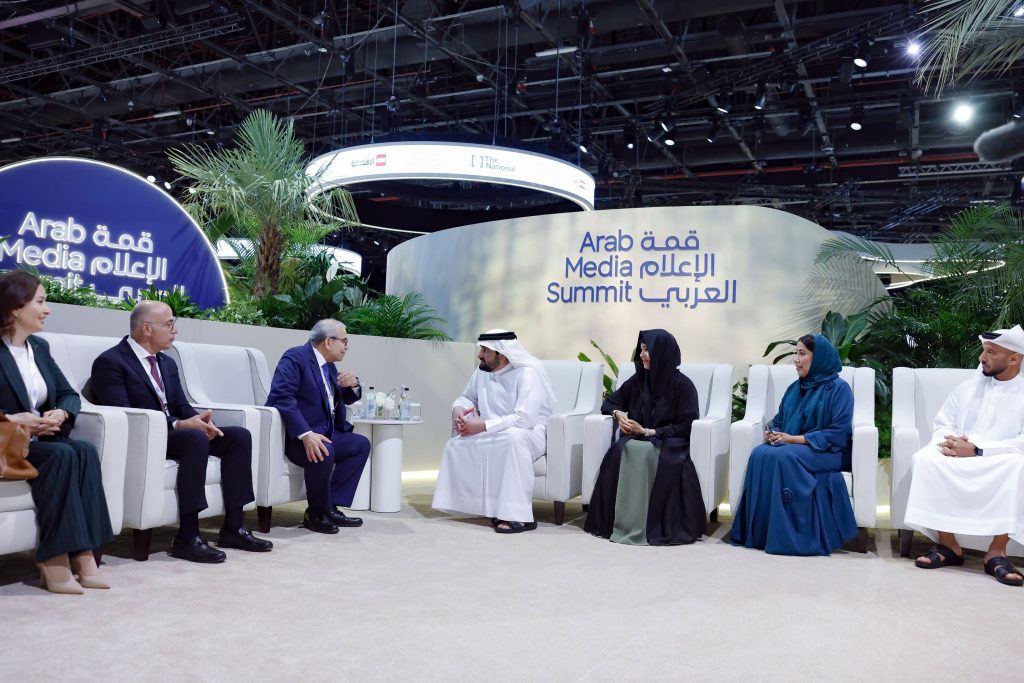 أحمد بن محمد يلتقي رئيس مجلس الوزراء اللبناني على هامش قمة الإعلام العربي في دبي