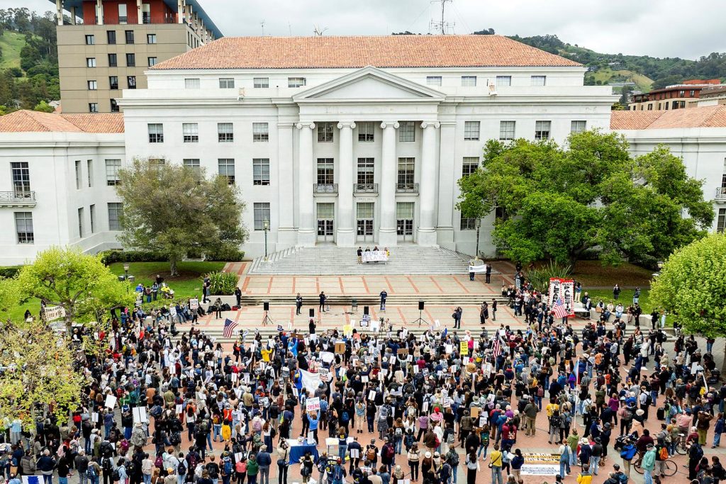 تعلق واشنطن معالجة طلبات تأشيرات الطلاب ، مما يثير السيطرة المعززة على الشبكات الاجتماعية للمتقدمين