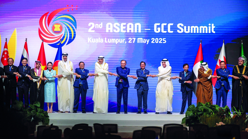 نيابة عن رئيس الدولة.. سعود بن صقر يشارك في قمة «الخليج – الآسيان – الصين» بماليزيا