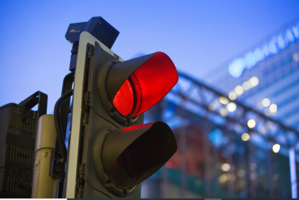 شرطة عجمان: إجراءات رادعة بحق متجاوزي الإشارة الحمراء.. وعقوبات تصل إلى “سحب الرخصة”