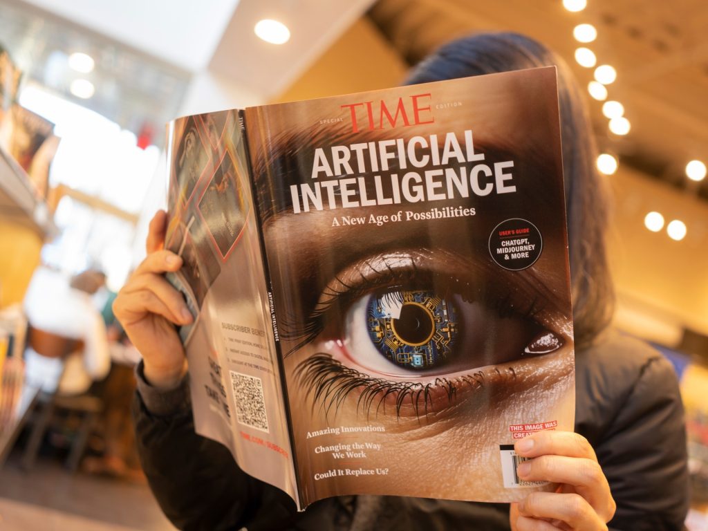 نائب رئيس وزراء بريطانيا السابق: طلب الإذن قبل استخدام المواد الإبداعية يقتل الذكاء الاصطناعي