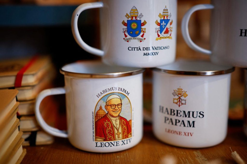 روى ألفي عام من البابوية في خمس حكايات