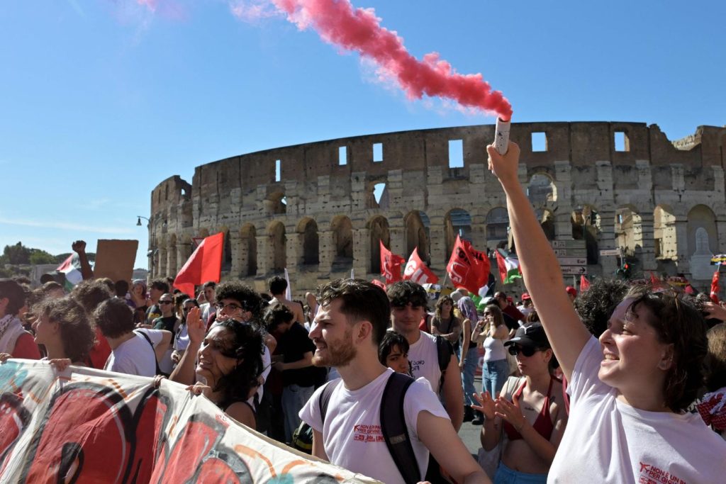 في روما ، يظهر الآلاف من الناس ضد قانون الحكومة الحاملة لـ Giorgia Meloni Ultracons