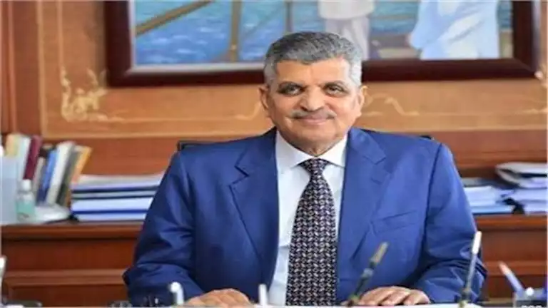 أسامة ربيع: تراجع ملحوظ لأعداد السفن بقناة السويس بسبب توترات البحر الأحمر