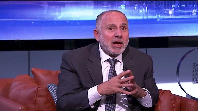 أستاذ طب نفسي يوضح أسباب وطرق علاج الرهاب الاجتماعي