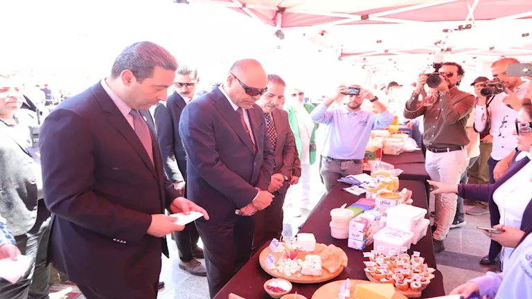 صور- وزير العمل يختتم جولته في دمياط بتفقد معرض سلع مخفضة