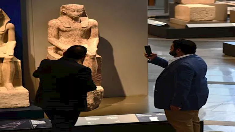 صور.. المتحف المصري الكبير يستقبل وفودًا من صندوق النقد والإمارات