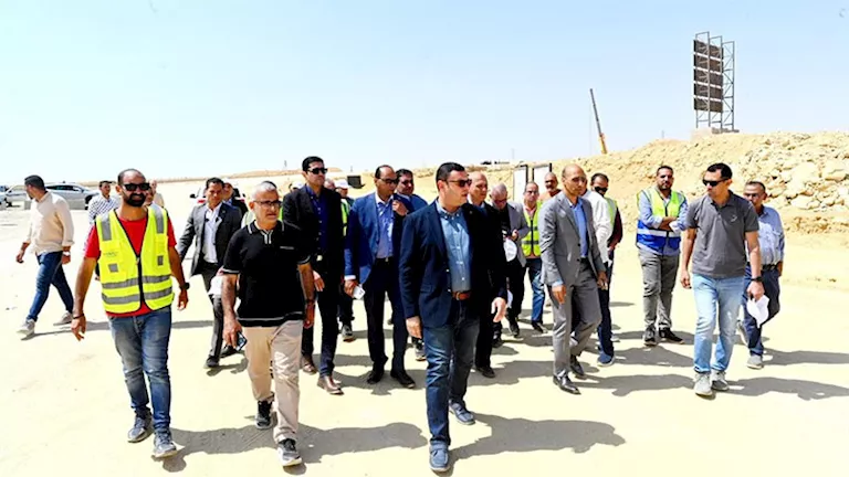 وزير الإسكان يتفقد مشروعات مرافق وطرق بالقاهرة الجديدة
