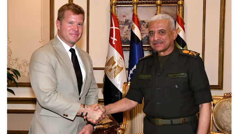 وزير الدفاع يلتقي عضو لجنة الخدمات المسلحة بـ”الشيوخ الأمريكي”