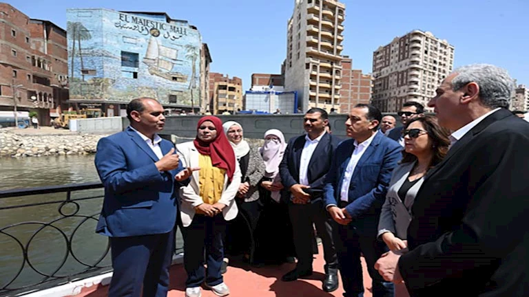 صور.. رئيس الوزراء يتفقد أعمال تطوير كورنيش ترعة القاصد