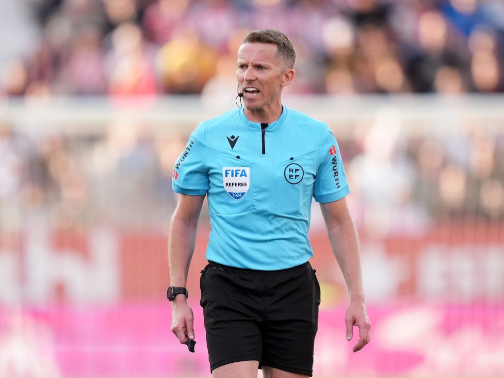 هيرنانديز حكم قمة برشلونة وريال مدريد.. عاشق البطاقات الحمراء