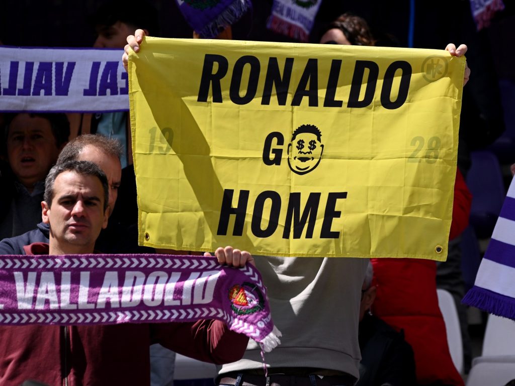 كيف أصبح “الظاهرة رونالدو” العدو الأول في بلد الوليد؟