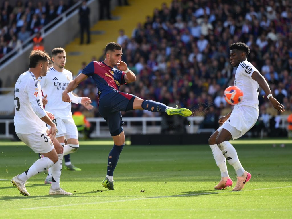 حالة طرد وركلة جزاء وهدف غير محتسب.. كوارث تحكيمية بكلاسيكو برشلونة وريال مدريد