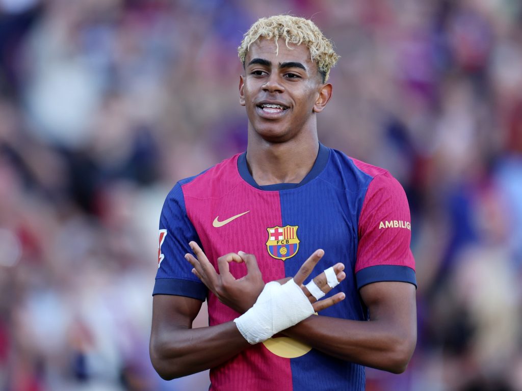 برشلونة يجدد عقد لامين جمال حتى 2031