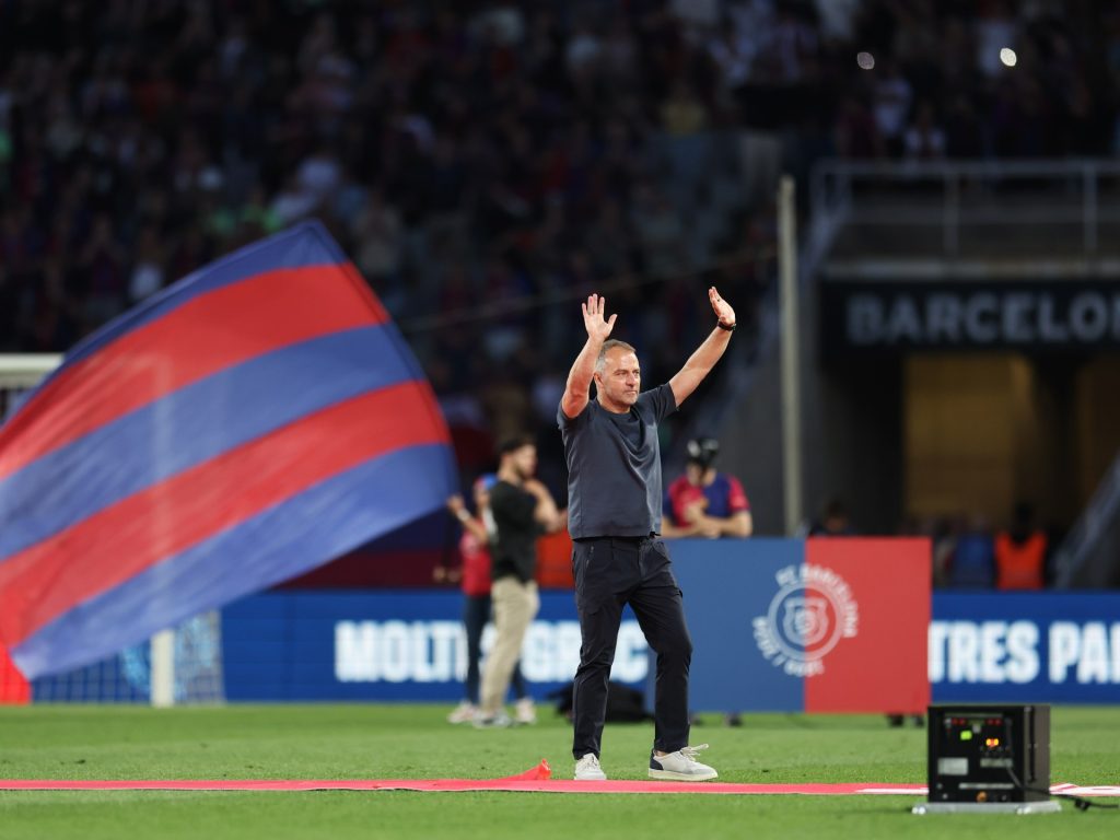 برشلونة يمدد عقد مدربه فليك حتى 2027