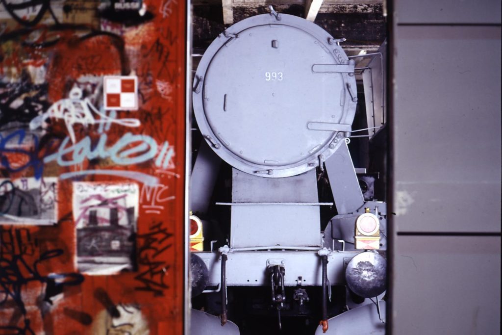 في باريس ، قاطرة نازية مخبأة في غبار ورش عمل الفنانين