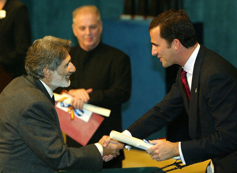 Palestinian writer Edward Said (L) receives the Prince of Asturias award from Prince Felipe as Israeli musician Daniel Barenboim (C) looks on in Oviedo, northern Spain, October 25, 2002. Said and Barenboim recieved the joint award for their work for peace and concord between the two peoples during a traditional ceremony hosted by Spain's Crown Prince Felipe. REUTERS/Alonso Gonzalez DB/AH
