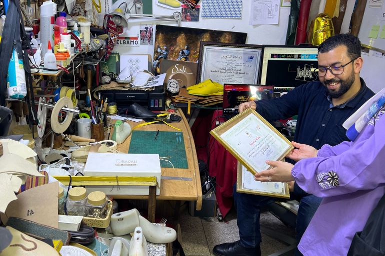 الصورة 3: المغرب/سلا/ سناء القويطي/ محمد البقالي يعرض لمراسلة الموقع الشهادات التي حصل عليها إثر مشاركته في تدريبات حول التسويق والتجارة / مصدر الصورة: سناء القويطي