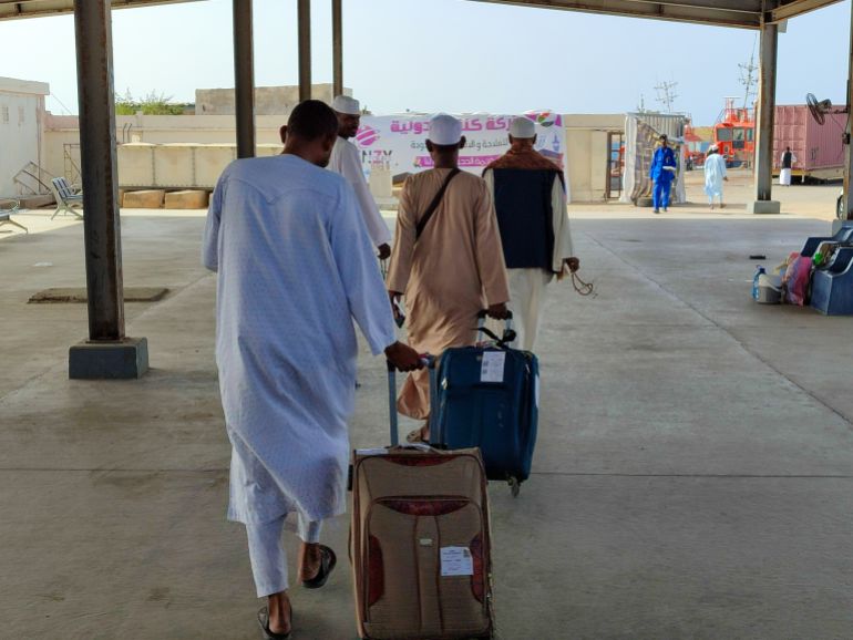 حجاج سودانيين متوجهين نحو الباخرة.