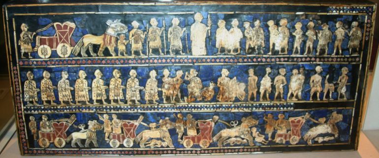 داخلية فقط UNSPECIFIED - :: The Standard of Ur, Sumerian artefact excavated from what had been the Royal Cemetery in the ancient city of Ur, dates from around 2600-2400 BC. Excavated by British archaeologist Sir Leonard Woolley in the 1920s. A hollow wooden box measuring 21.59 x 49.53 cm, inlaid with a mosaic of shell, red limestone and lapis lazuli. It is currently in a reconstructed state. The Standard of Ur has two main panels, 'Peace' and 'War'. War, here, is one of the earliest representations of a Sumerian army, engaged in what is believed to be a border skirmish and its aftermath. (Photo by Universal History Archive/Getty Images)