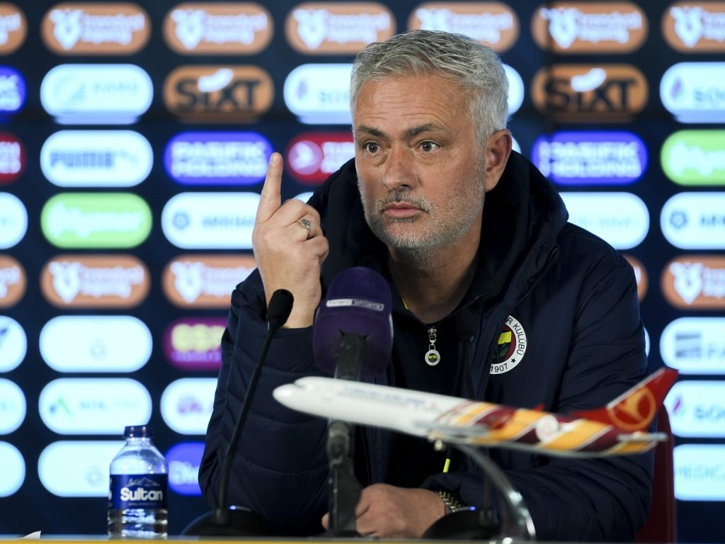 مورينيو يعترف بعدم رغبته في تتويج إنتر بالثلاثية ويشيد بإنريكي