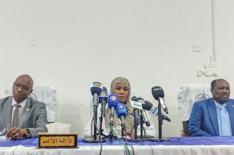 المنصة الرئيسية للمؤتمر الصحفي. (من اليمين) وزير الداخلية السوداني خليل باشا سايرين. (في الوسط) رئيس منبر نساء من أجل العدالة الأستاذة ابتسام الشيخ. (أقصى اليسار) مولانا الفكي الضو رئيس النيابة العامة. المصدر: الجزيرة نت