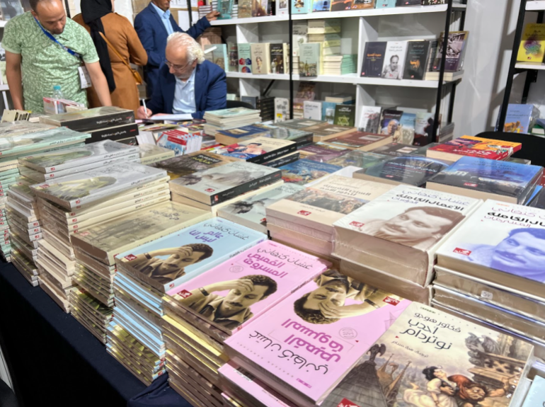 الصورة 2: المغرب/الرباط/ سناء القويطي/ عناوين كتب عن القضية الفلسطينية في جناح دار سوتيميديا للنشر والتوزيع في معرض الكتاب بالرباط/ مصدر الصورة: سناء القويطي