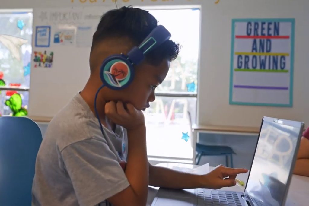 شاهد كيف جعلت مدرسة ألفا الذكاء الاصطناعي معلما بدل البشر